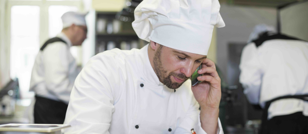 Chef comunicándose con su distribuidor oficial de aceite
