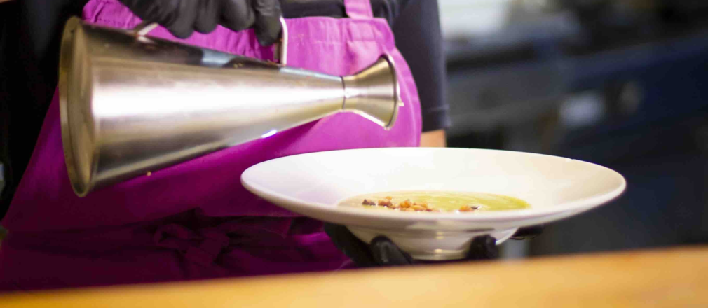 Chef profesional utilizando aceite de canola en su platillo