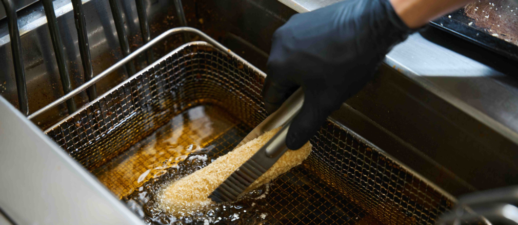 Chef haciendo una fritura profunda como método de cocción