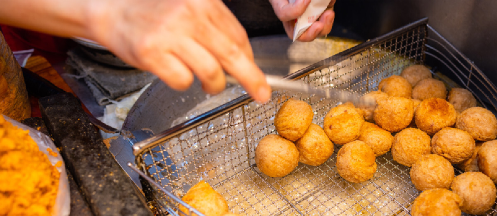 Chef empanizando una proteína
