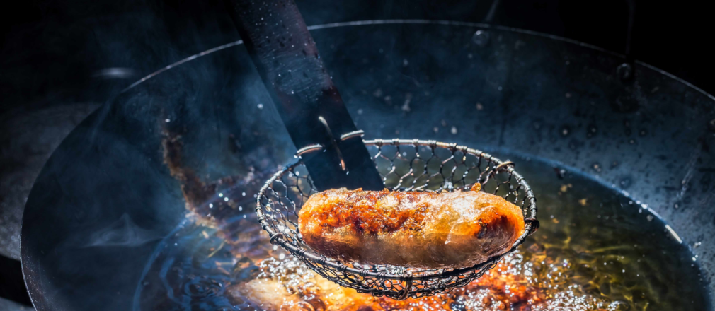 Chef creando una fritura profunda