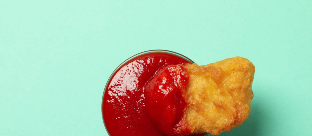Un nugget con fritura profunda con catsúp