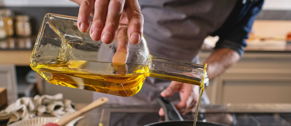 Chef usando aceite de oliva extravirgen