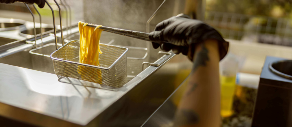 Aceite para freír alimentos en una cocina profesional