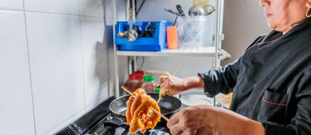 Chef friendo con aceite de canola