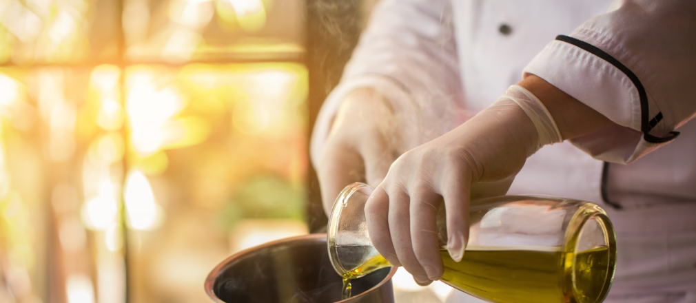 Chef potenciando sabores con aceite de oliva extra virgen