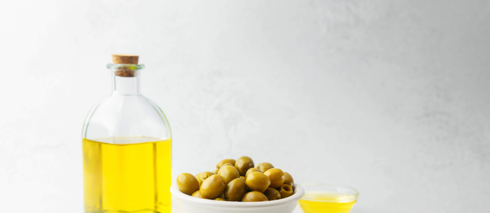 Aceite de oliva extra virgen en un bowl con aceitunas