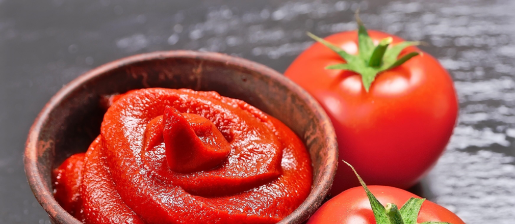 Pasta de tomate en un bowl para una preparación