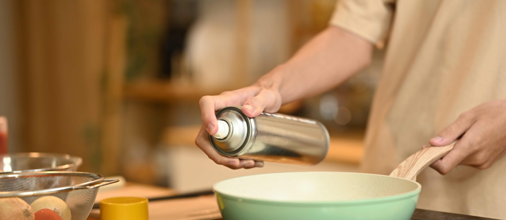 Cocinando con aceite antiadherente en aerosol