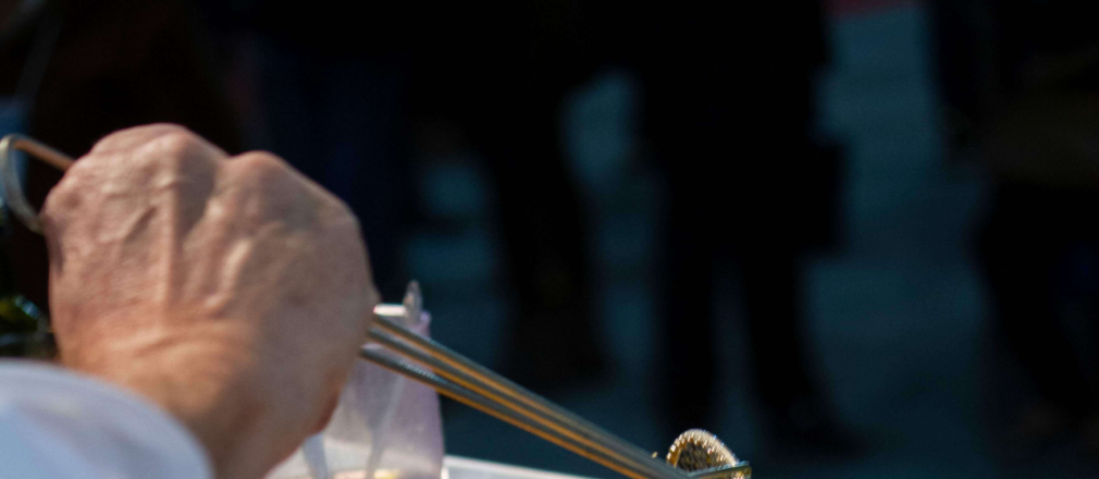 Chef haciendo una fritura con aceite de alta cocina