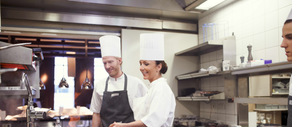 Cocina profesional friendo con aceites de alta cocina