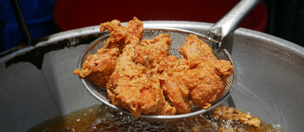 Pollo frito en fritura profunda con aceite