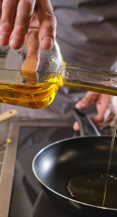 Chef usando aceite de oliva extravirgen