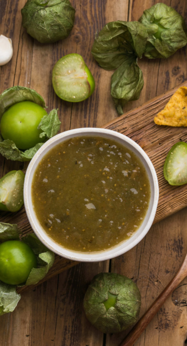 Salsa verde creada con tomatillos molidos y condimentados