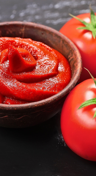 Pasta de tomate en un bowl para una preparación